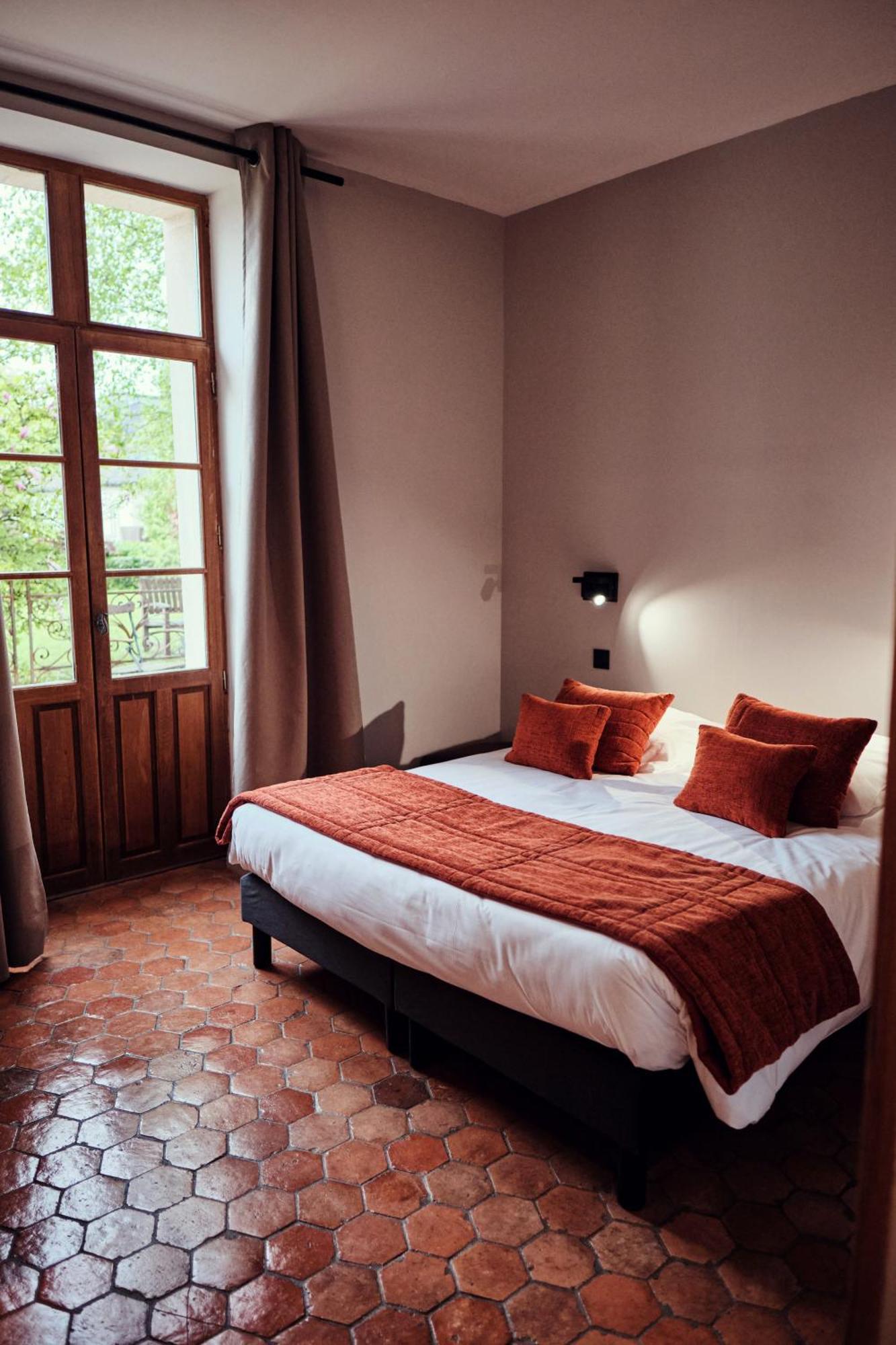 Hostellerie De La Tour D'Auxois Солию Екстериор снимка