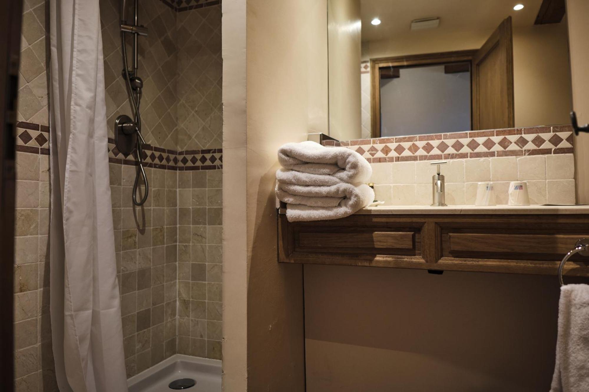 Hostellerie De La Tour D'Auxois Солию Екстериор снимка