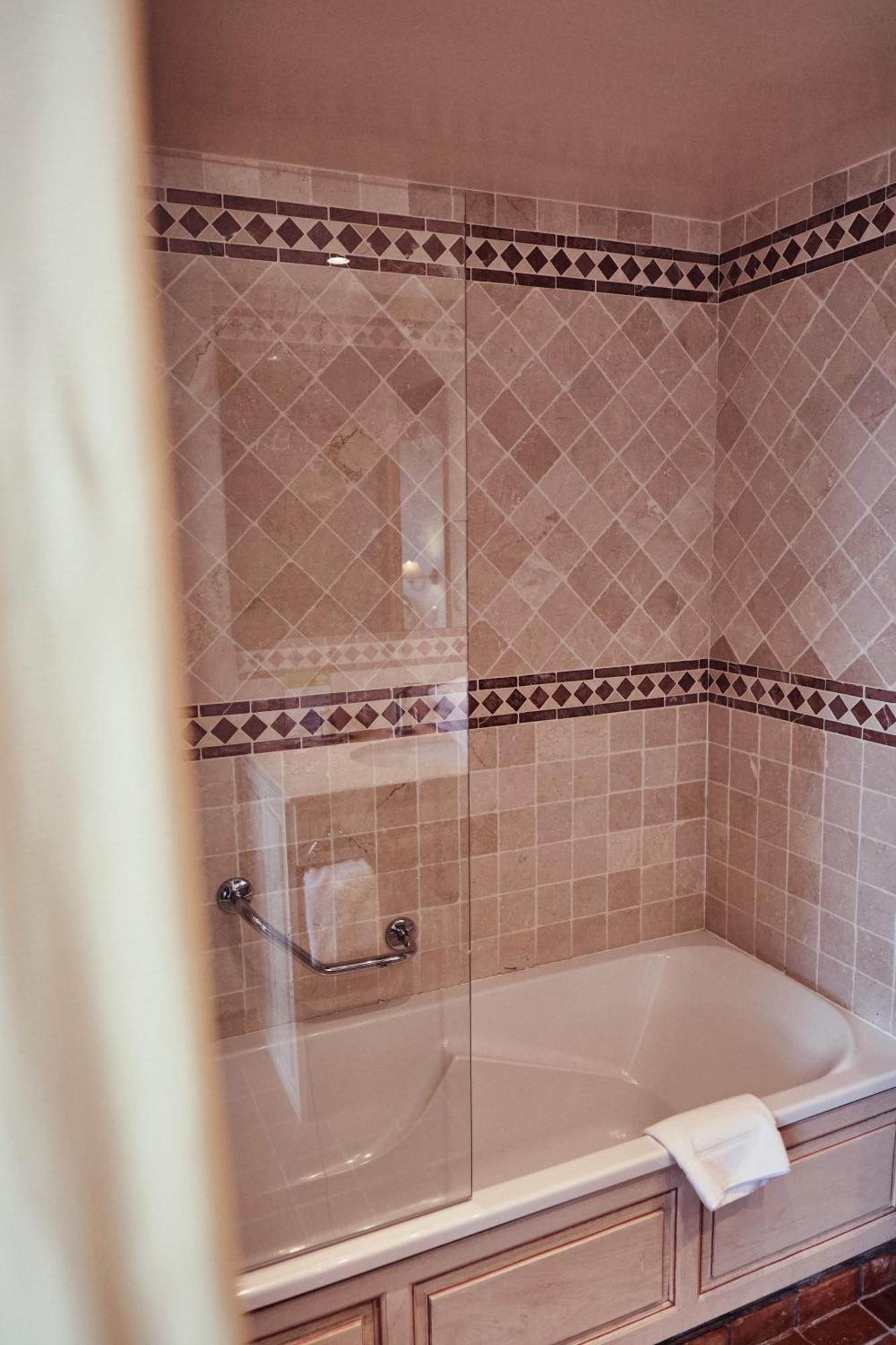 Hostellerie De La Tour D'Auxois Солию Екстериор снимка