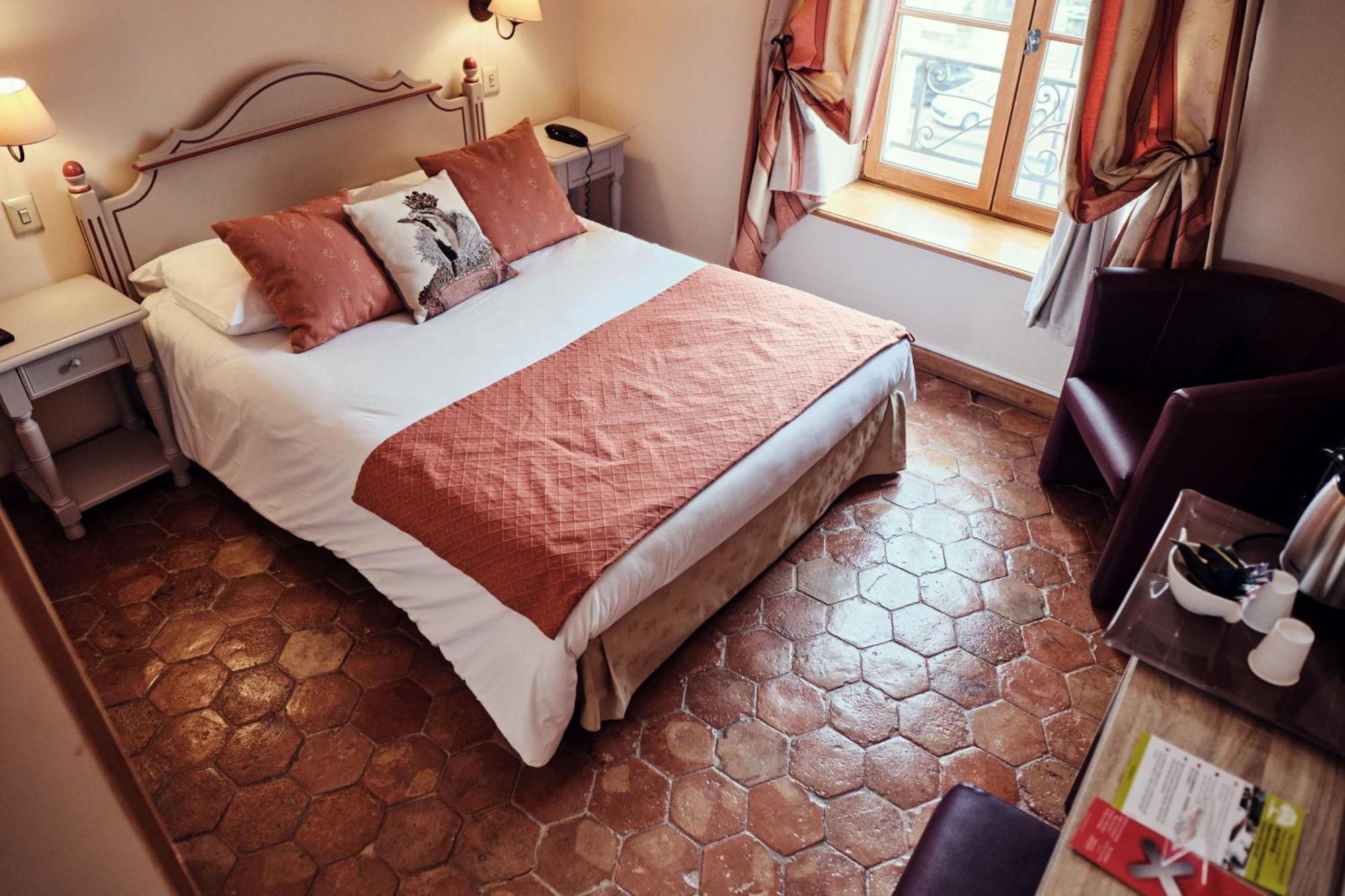 Hostellerie De La Tour D'Auxois Солию Екстериор снимка