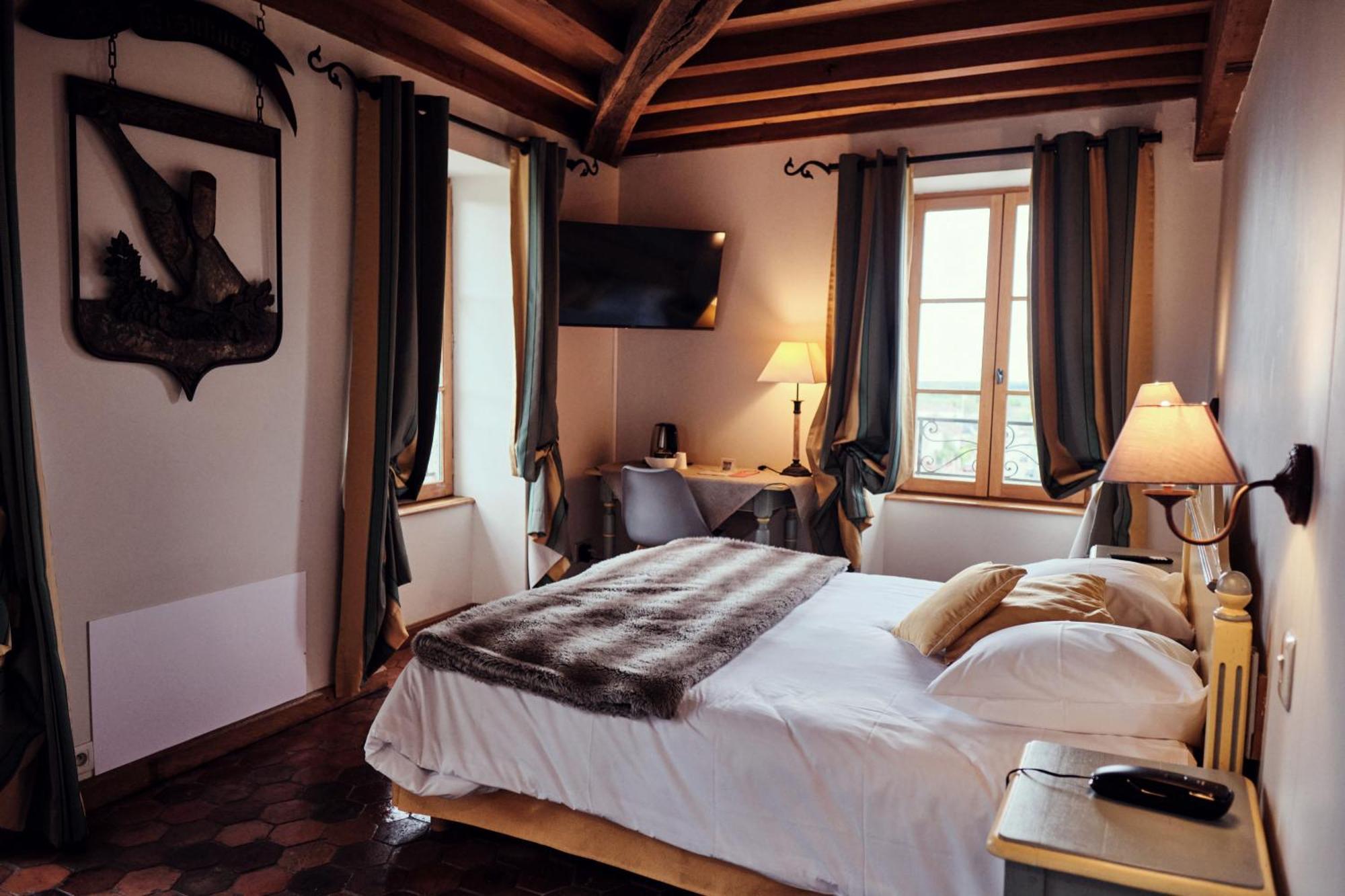 Hostellerie De La Tour D'Auxois Солию Екстериор снимка