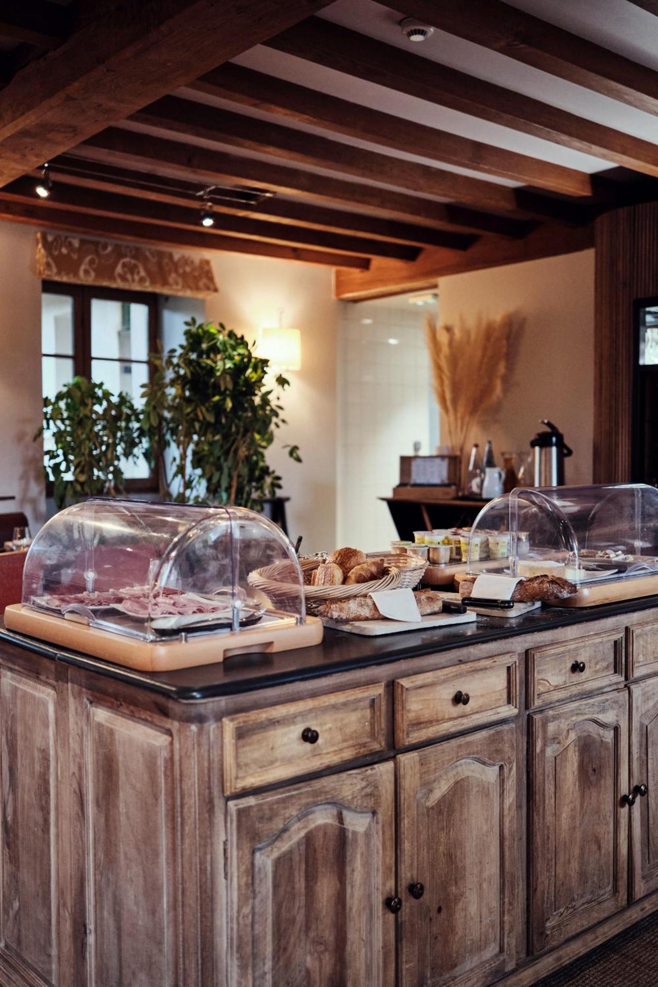 Hostellerie De La Tour D'Auxois Солию Екстериор снимка