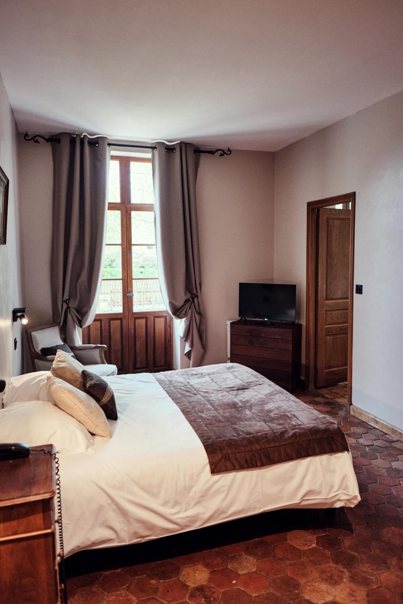 Hostellerie De La Tour D'Auxois Солию Екстериор снимка