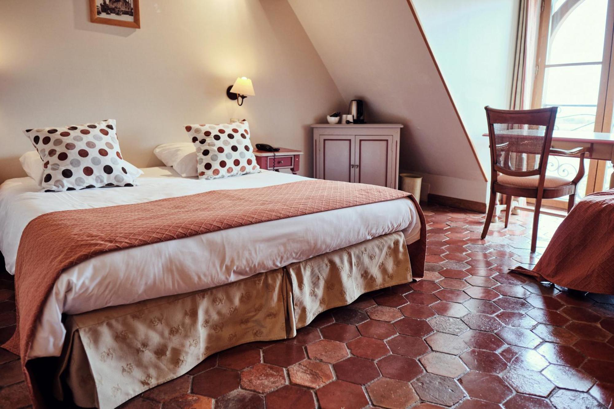 Hostellerie De La Tour D'Auxois Солию Екстериор снимка