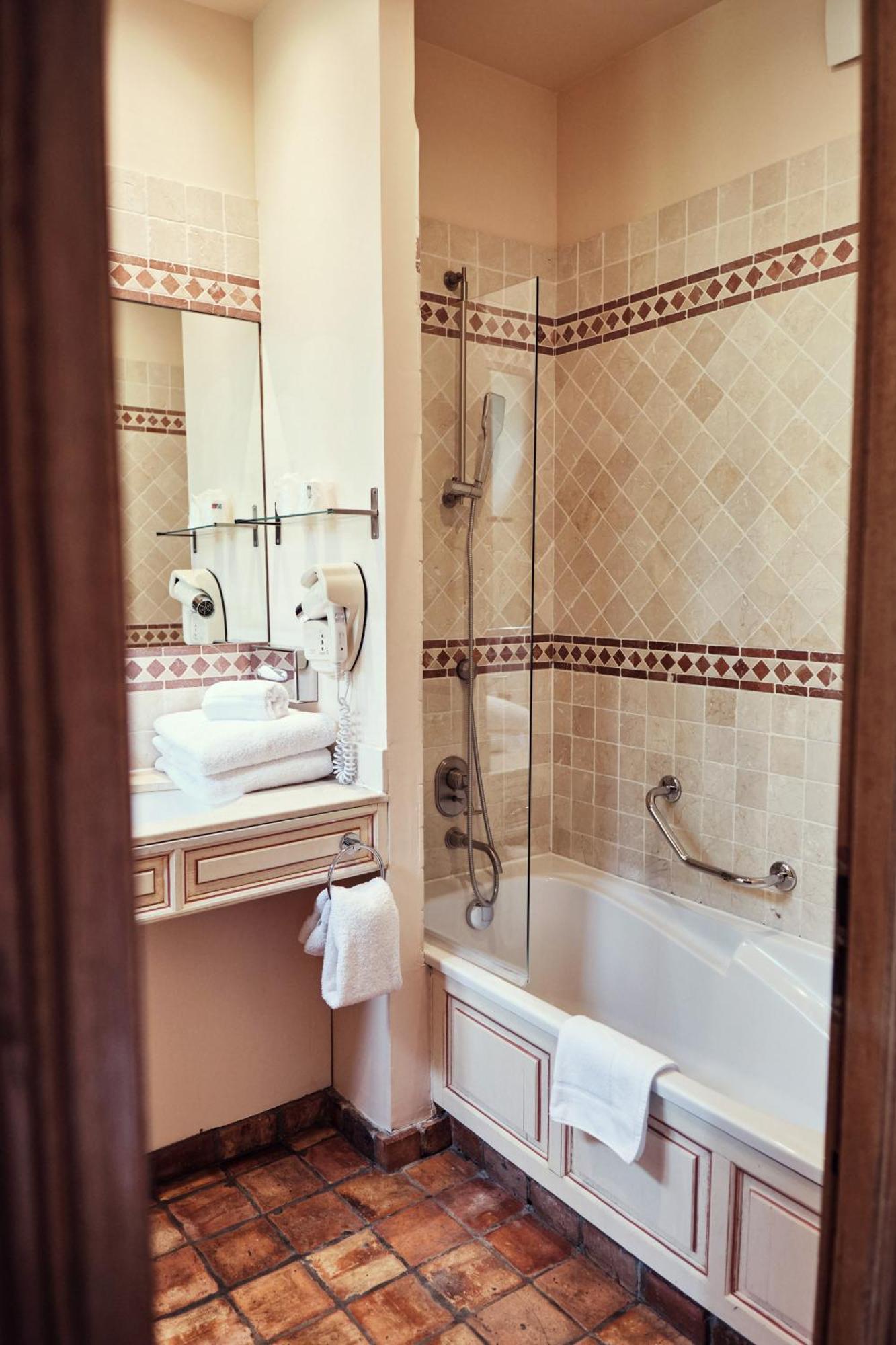 Hostellerie De La Tour D'Auxois Солию Екстериор снимка