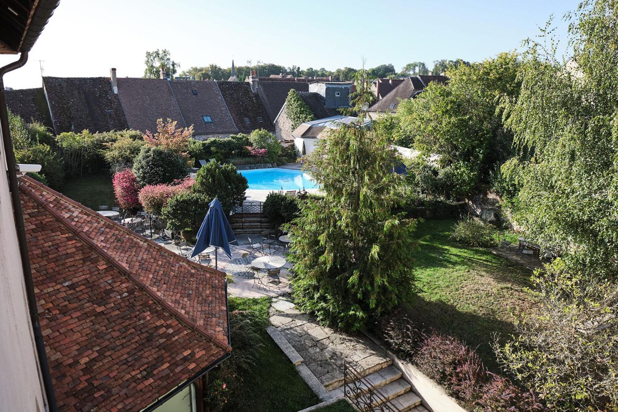 Hostellerie De La Tour D'Auxois Солию Екстериор снимка
