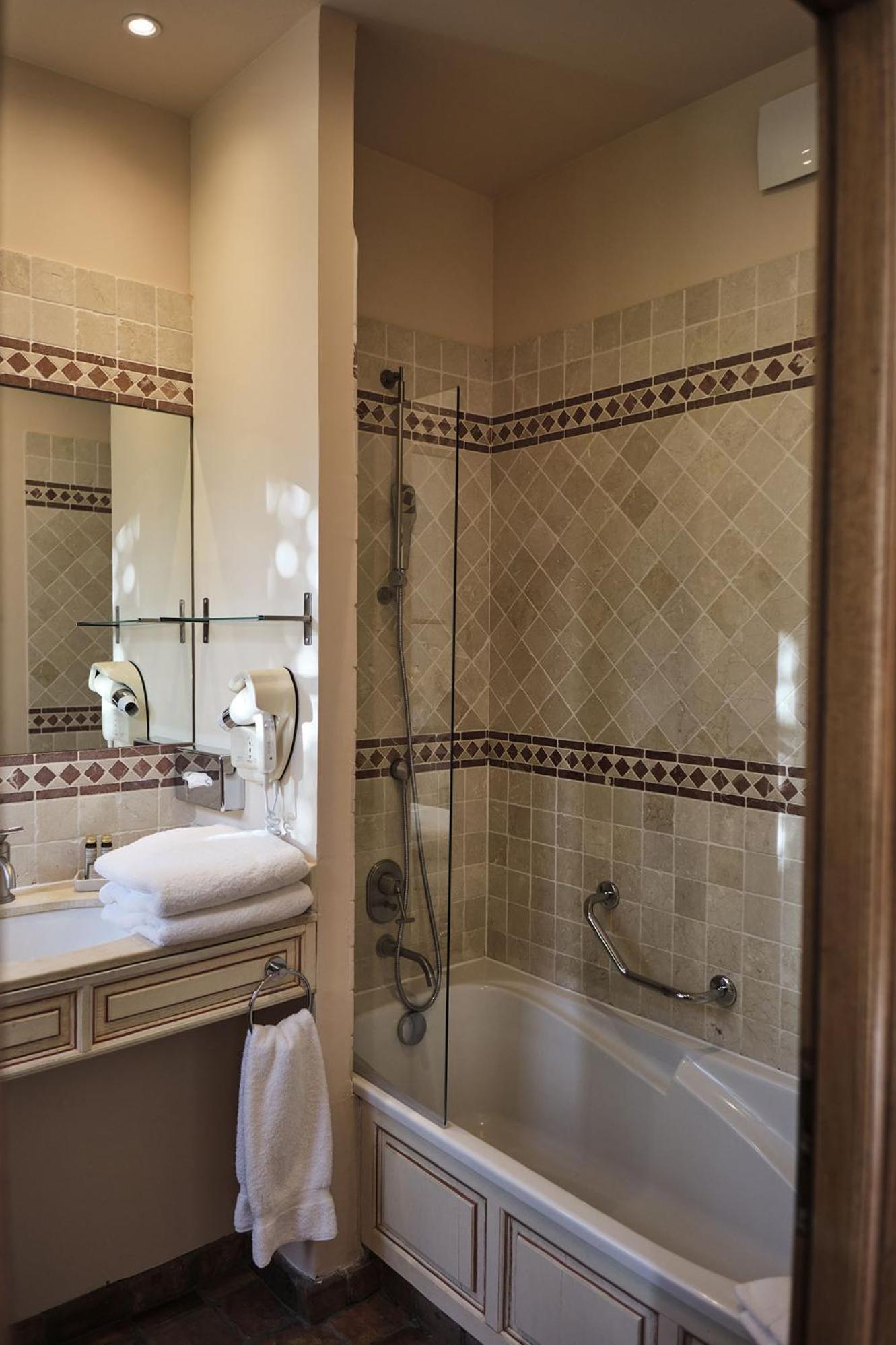 Hostellerie De La Tour D'Auxois Солию Екстериор снимка