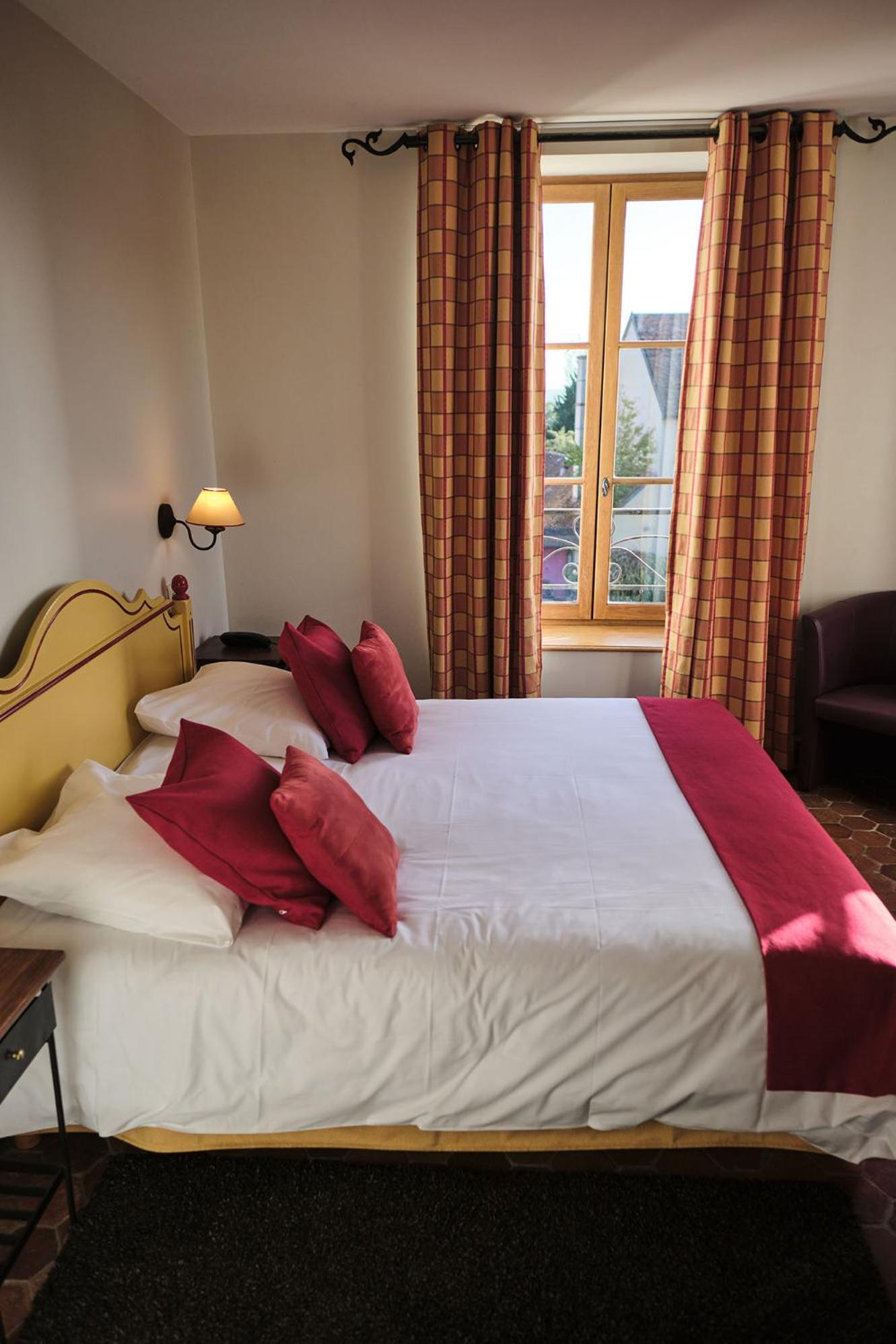 Hostellerie De La Tour D'Auxois Солию Екстериор снимка