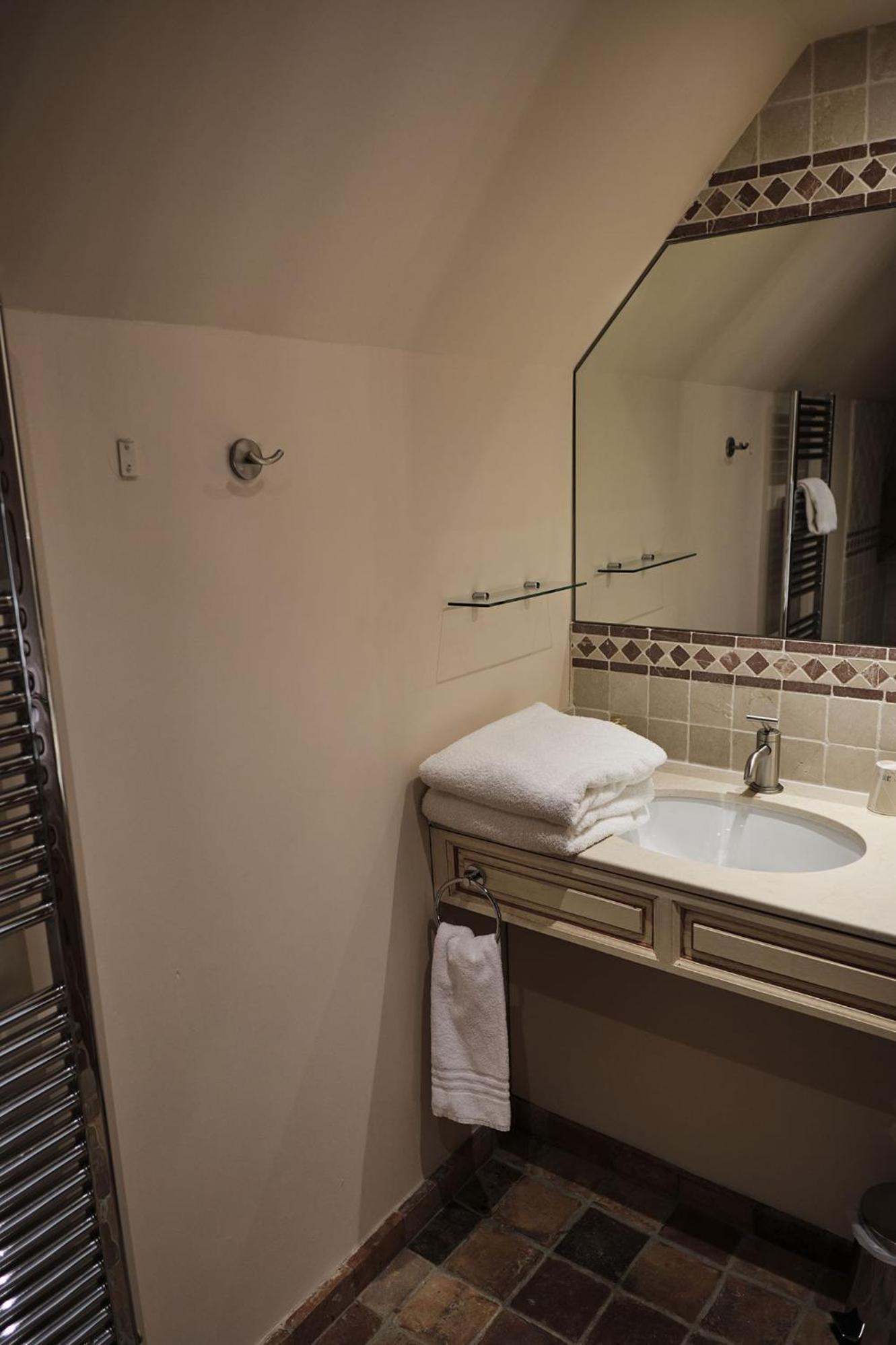 Hostellerie De La Tour D'Auxois Солию Екстериор снимка