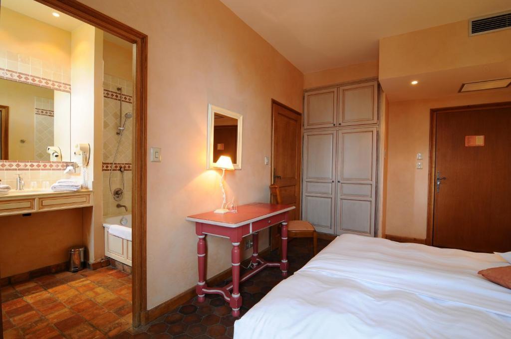 Hostellerie De La Tour D'Auxois Солию Екстериор снимка