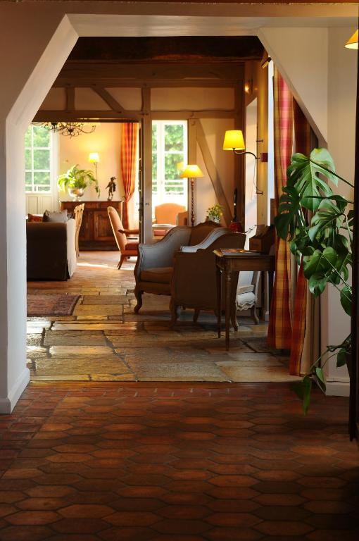 Hostellerie De La Tour D'Auxois Солию Екстериор снимка